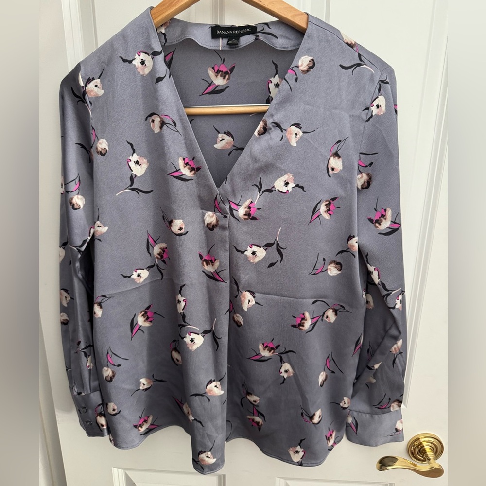 Banana Republic size small v neck blouse grey/silver with flowers